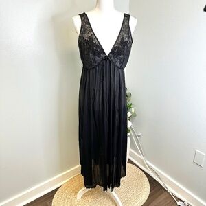 Miss Elaine Vintage Vneck Embraider Intamate Night Gown size: Medium